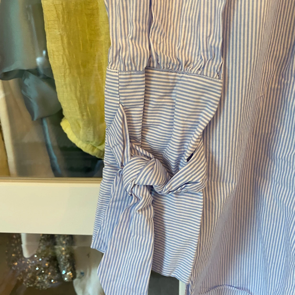 Blårandig skjortklänning med knyt vid ärmar - 2