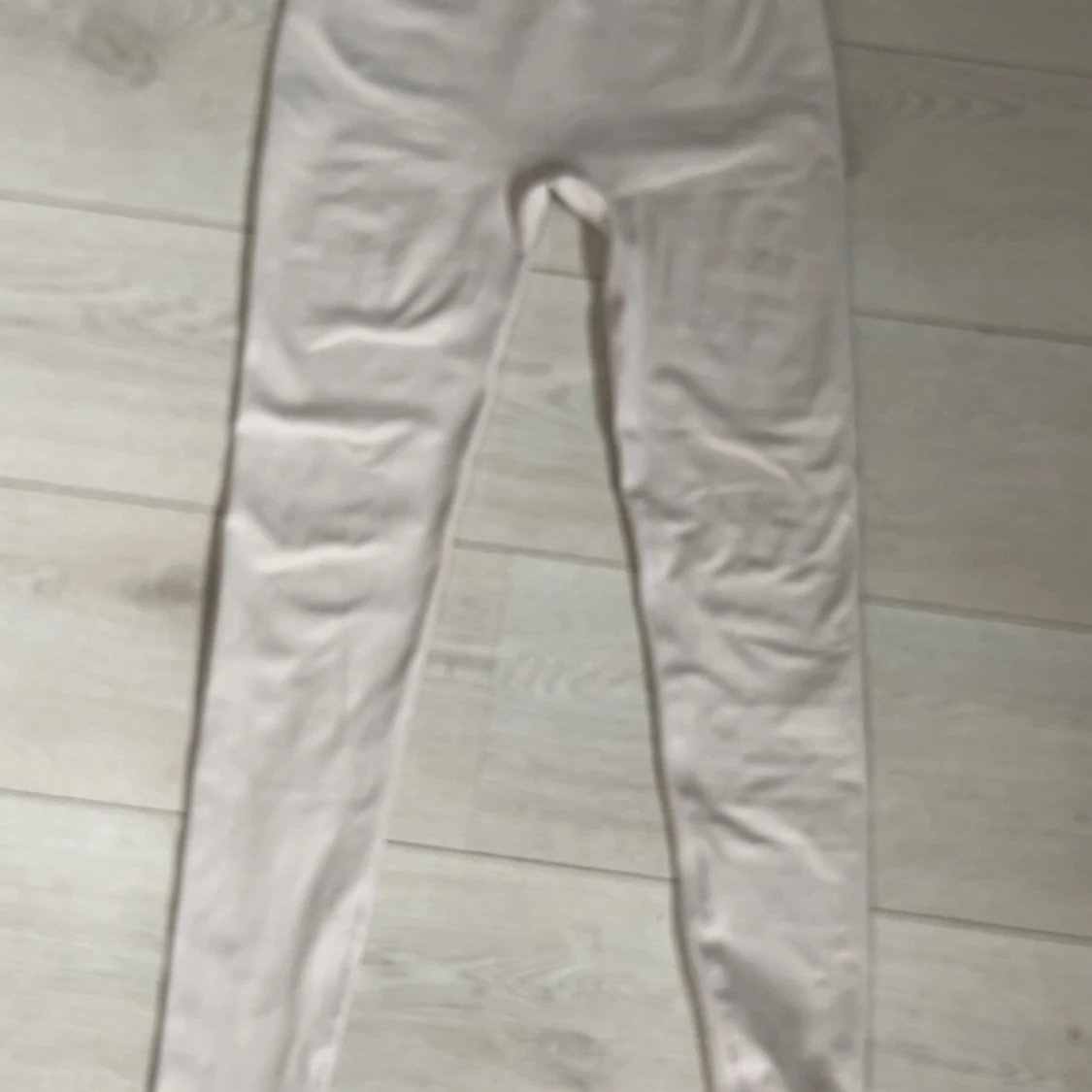 Beige träningsbyxor från H&M  - 1