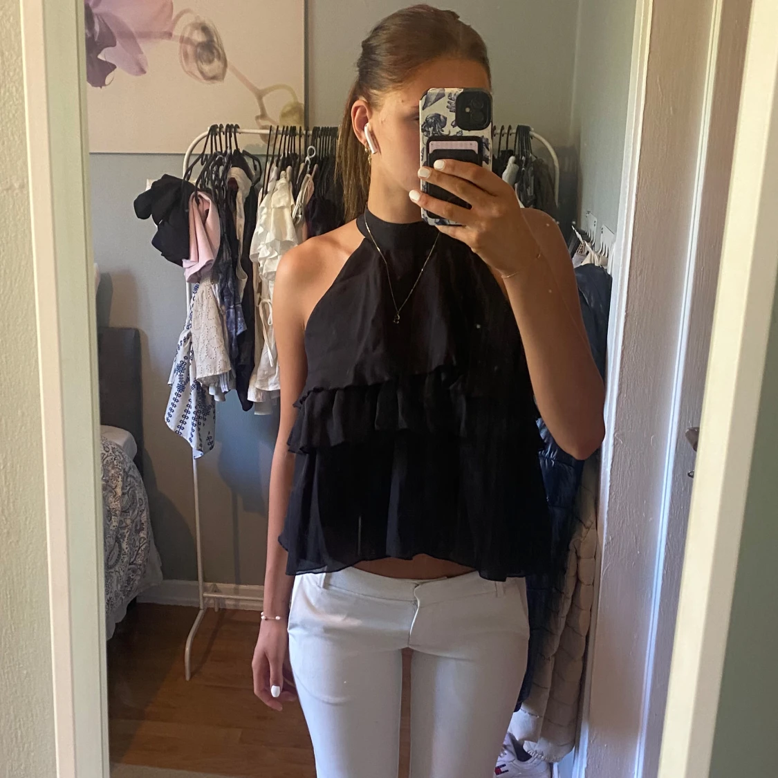 Svart volangig halterneck blus