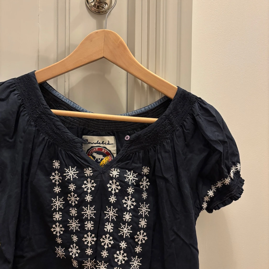 Mörkblå blus med broderi från Bondelid - 2