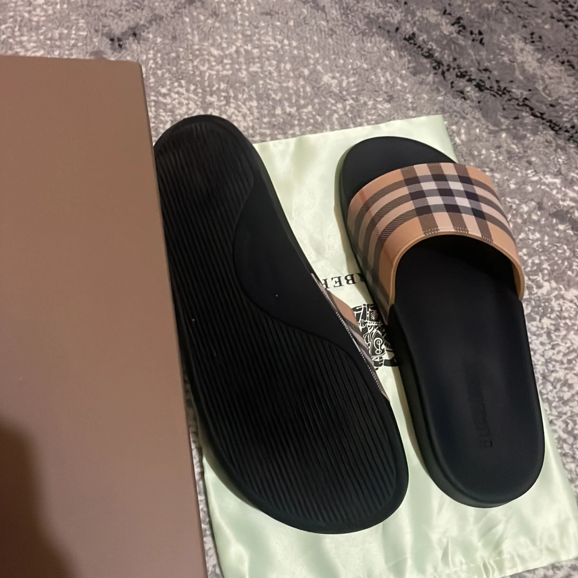 Burberry sandaler med rutig mönster - 2