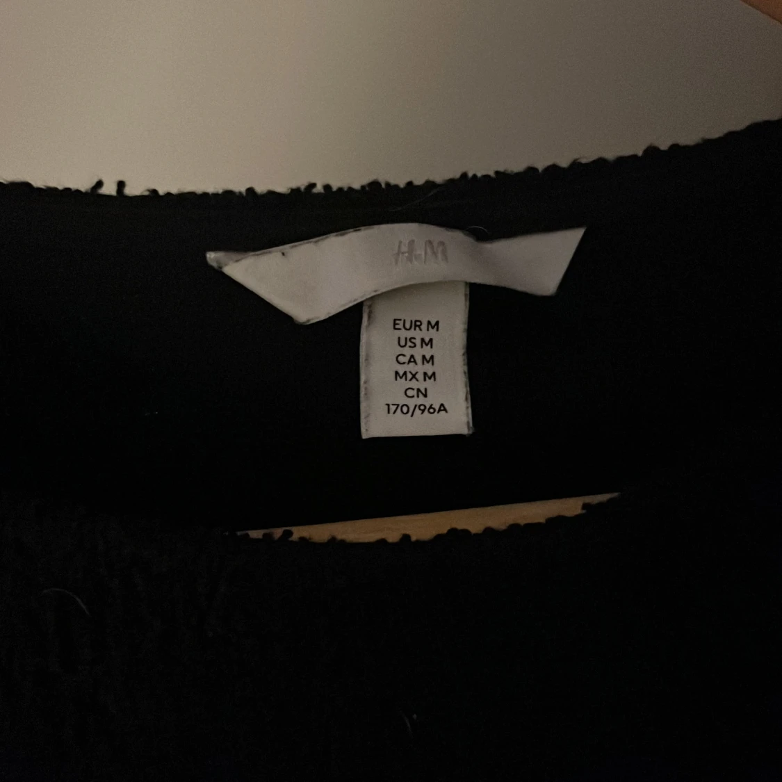 Svart croppad topp med guldknappar H&M - 1