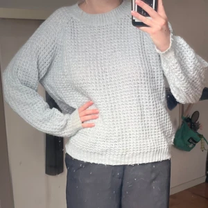 Ljusblå stickad tröja med struktur - Jätte mysig ljusblå stickad tröja. Perfekt för kyliga dagar och enkel att matcha med jeans eller mjukisbyxor.