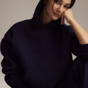 Mörkblå oversized hoodie Gina - Säljer en mörkblå oversized hoodie med stor huva. Den är från Gina i storlek S, finns även snygga matchande byxor att köpa till på hemsidan.