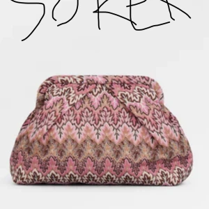 Mönstrad rosa kuvertväska - Söker denna väskan från becksöndergård då den originella väskan är utanför min budget🥰