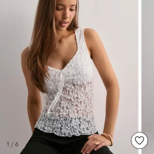 Vit spetslinne från Nelly - Säljer detta fina spets linne från Nelly som varit slutsåld på deras hemsida!! Fint skick