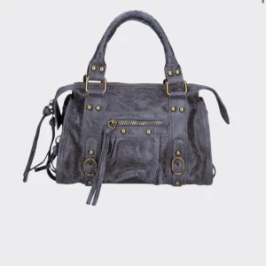 Vintage blue it girl bag  - Snygg vintage blue handväska i mocka med guldfärgade nitar och spännen. Väskan har både handtag och en axelrem som kan tas av, samt dragkedja upptill och en mindre ficka med dragkedja framtill. Perfekt storlek som inte är för stor eller för liten då de är den mini storleken men fortfarande mycket rymlig! Svarar gärna på frågor om det behövs💕🫶 (såsom mått eller vad som får plats)