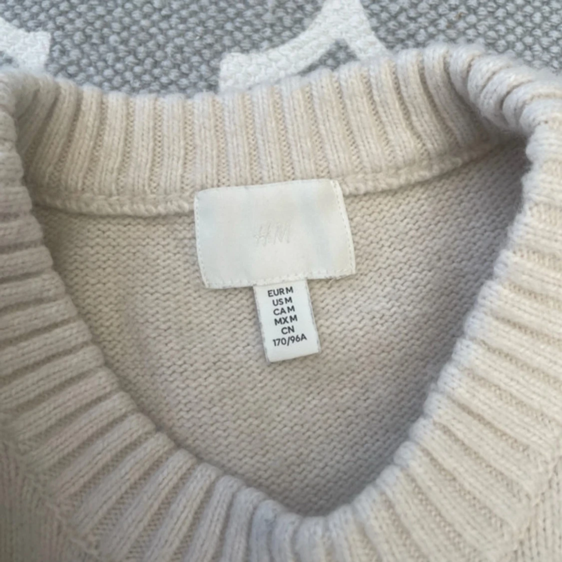 Cremevit stickad tröja från H&M - 1