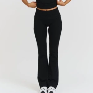 Svarta bootcut yoga pants - Snygga svarta leggings med bootcut-snitt och hög midja. Aldrig använda🤗