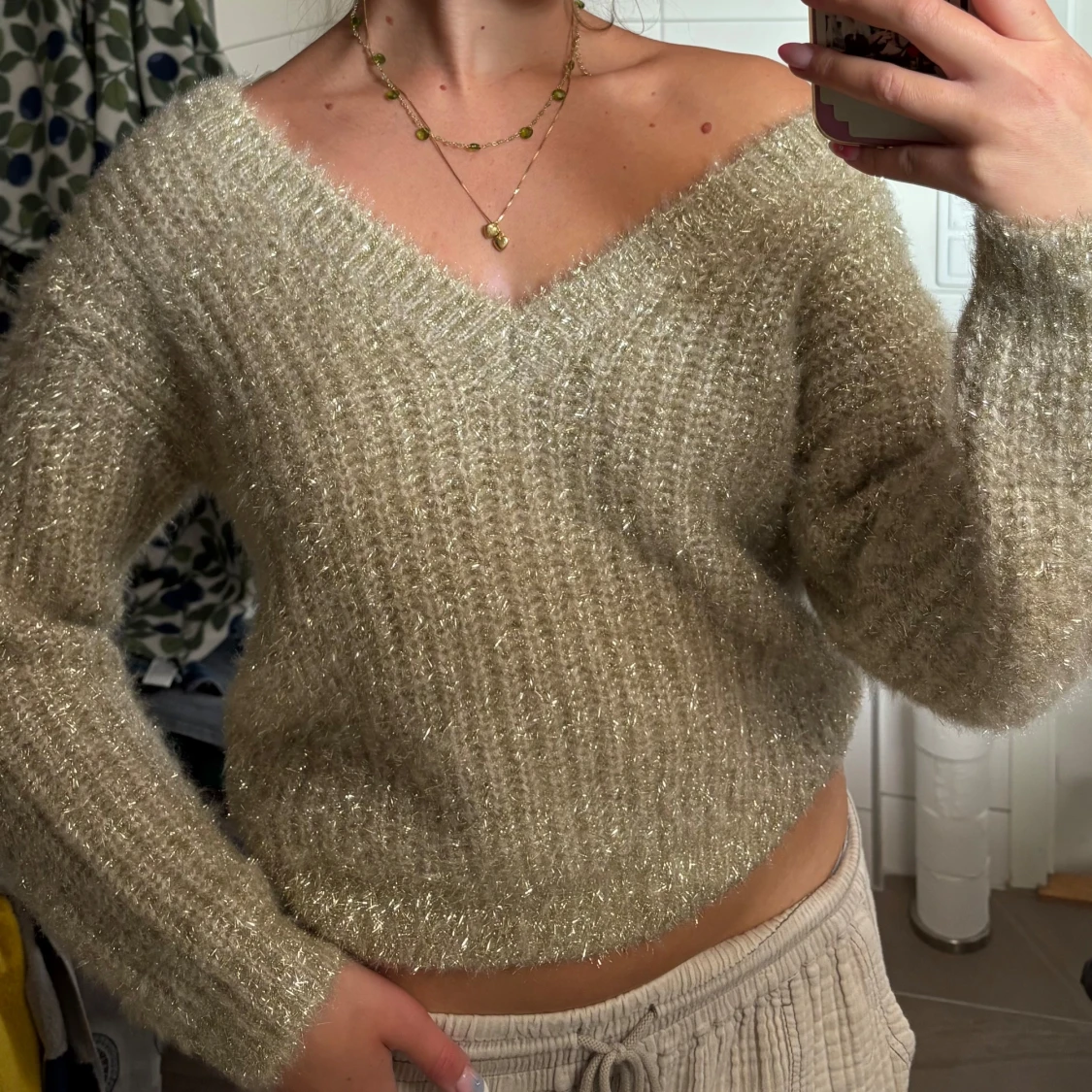 Glittrig beige stickad tröja Bik Bok