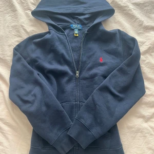 Ralph lauren zip up - Marinblå Ralph lauren zip up hoodie som frf är mjuk inuti. Strl L 14-16 barnstorlek men passar en vanlig xs typ. Finns även på vinted där jag heter @julia.windh