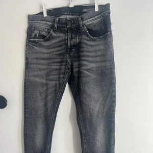 Dondup jeans George  - Säljer dessa dondup jeans. Modell och storlek: W32, George | Skick: 9/10 Inga defekter | Pris: Köpte dem här på plick för 500, säljer de för 300👍🏼🤩