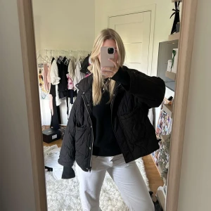 Svart quiltad pufferjacka - Quiltad svart pufferjacka med oversized passform och stora fickor. Jättesnygg till hösten och knappt använd! Storlek M men ganska kort