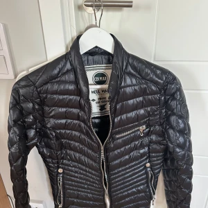Svart pufferjacka från Colmar - Snygg svart pufferjacka från Colmar med quiltad design och silvriga dragkedjor. Nästan aldrig använd!! Skriv för prisförslag!! Jackan är 42 som motsvarar ungefär storlek M men är liten för sig storlek
