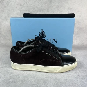 Lanvin DBB1 cap toe sneaker - – Condition: 8/10 - replaced inner soles  - Size: 42/UK8  – What is included: Dustbag  – Retail price: 5000 + SEK  Please note that Lanvins fit big and our recommendation is to go one size down