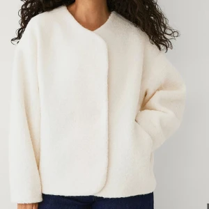 Vit jacka ellos  - Helt slutsåld jättefin jacka ifrån ellos, perfekt nu till hösten, endast använd en gång i någon timme 