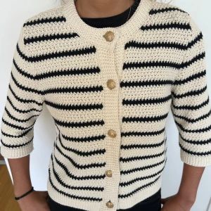  kofta med guldknappar - Randig kofta med svarta ränder. Den är ganska så liten i storleken då personen som bär koftan är igentligen en storlek s. Säljer denna då den aldrig kommit till användning.