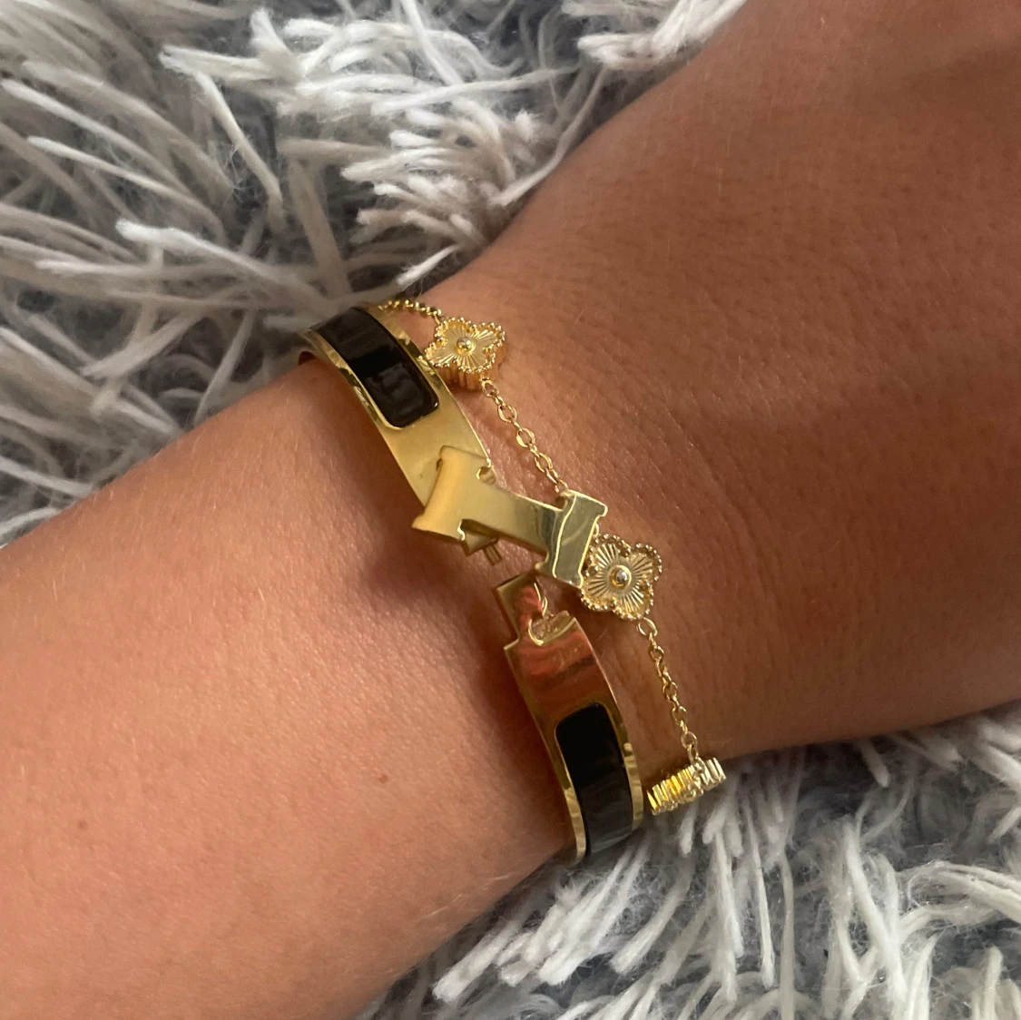 Guldarmband med svart detalj & blommor - 2