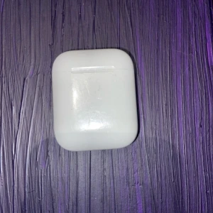 Vit AirPods-fodral med hörlurar - Dem fungerar bra men säljer dem för har fått den nya modellen av en kompis 