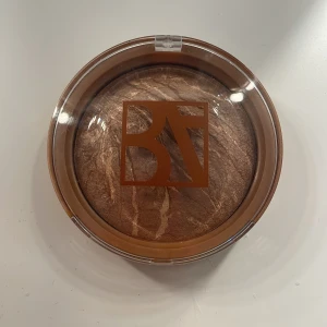 Sunkissed Baked Bronzer från Kicks - Sunkissed Baked Bronzer All Night Long från Kicks är en bakad bronzer. Oanvänd🤍
