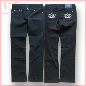 Svarta Victoria Beckham Jeans - Hej! säljer ett par Victoria Beckham jeans som är ”slim bootcut” i strlk 29, skriv om du har några som helst frågor:)