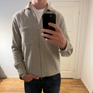 These Glory Days Overshirt med dragkedja  - Säljer denna sjukt snygga Overshirten från These Glory Days⭐️ Färgen är grå och storleken är S✅ Overshirten har inga defekter och skicket är utomordentligt🙌🤝 Sjukt najs passform och passar perfekt till hösten🍁🙌 Tveka inte på att höra av er dig vid minsta fråga eller fundering😊