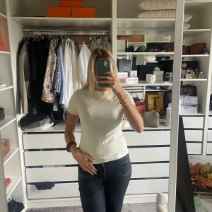 Vit basic t-shirt - Säljer en enkel vit t-shirt med rund hals och korta ärmar. Från skims!!