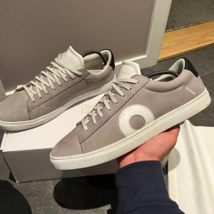 Oliver Cabell Low 1 sneakers grå 44 - Stilrena sneakers från Oliver Cabell. Skorna är andvända sparsamt skick 9/10 Dustbag & box medföljer!Skriv bara om ni har några frågor eller funderingar! 