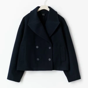 Mörkblå kappa från Gina - Säljer en stilren mörkblå skepparkavaj med bred krage och dubbelknäppning framtill. Perfekt jacka nu till hösten!                                            Jackan är använt fåtal gånger.