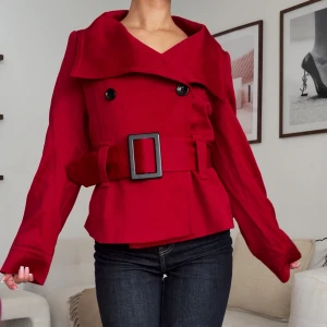 Trenchcoat - Röd trenchcoat. Strl 40 men passar en XS/S bra.