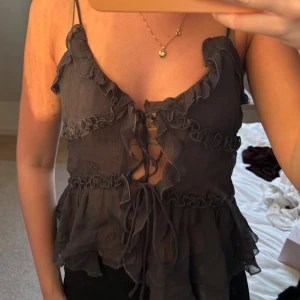 populär zara topp - !!! ett av snörena sitter inte fast helt men går inte av om man drar i de och knyter det men skulle behöva sys på ordentligt !!! annars i mycket bra skick men därav det låga priset 