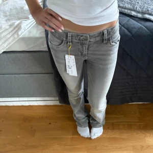 Low boot embroidery jeans - Snygga blå jeans med bootcut passform och låg midja. Storlek 164 men passar xs/s helt nya med prislapp