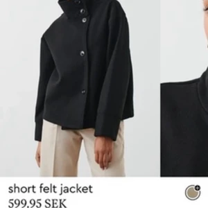 Svart höst kappa - Säljer denna svarta kappan från gina då den inte kommer till användning längre.                           Lånad bild