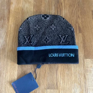 Louis Vuitton mössa - Svart blå Louis Vuitton mössa, helt ny prislappen kvar aldrig använt!