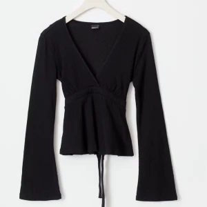 Svart knyt topp  - Så fin slutsåldb lus som man knyter back på ryggen. Perfekt för att känna sig finare i vardagen och så skön. Väldigt justerbar och därav väldigt bekväm. Tyvärr för liten för mig. 