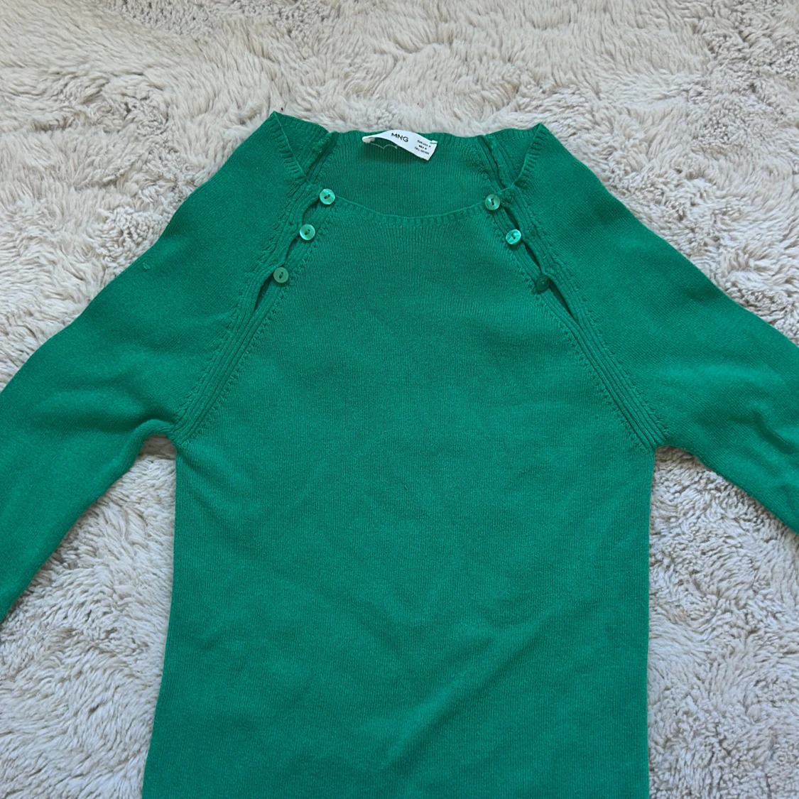 Grön stickad tröja med knappar från mango