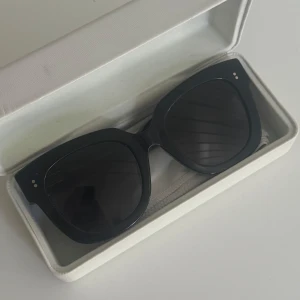 Svarta solglasögon CHIMI - Snygga svarta solglasögon från CHIMI med breda bågar och mörka linser. Modellen 08. 