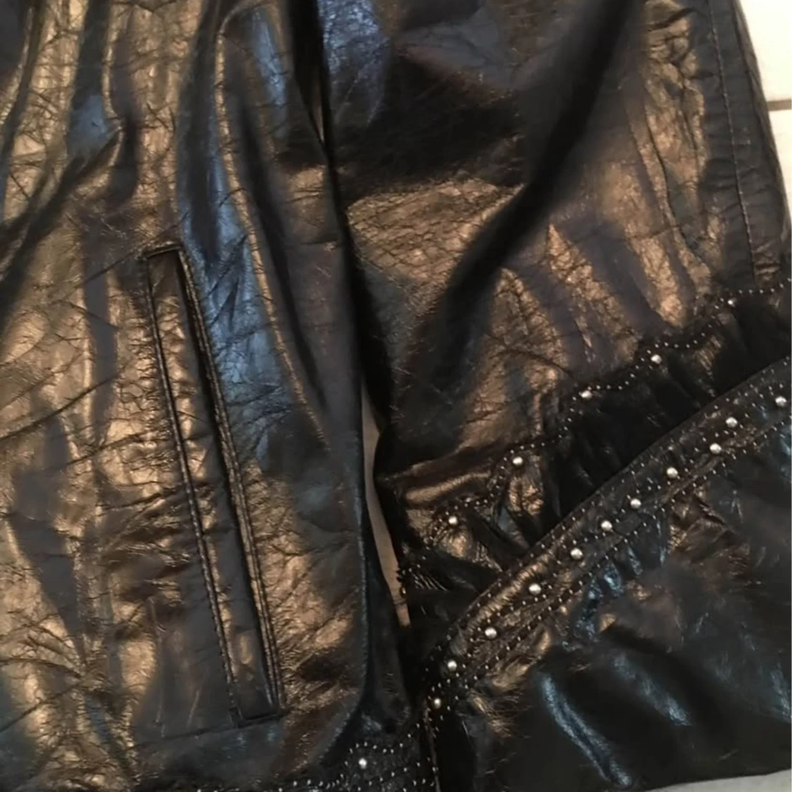 Svart skinnjacka med päls och pärlor - 2