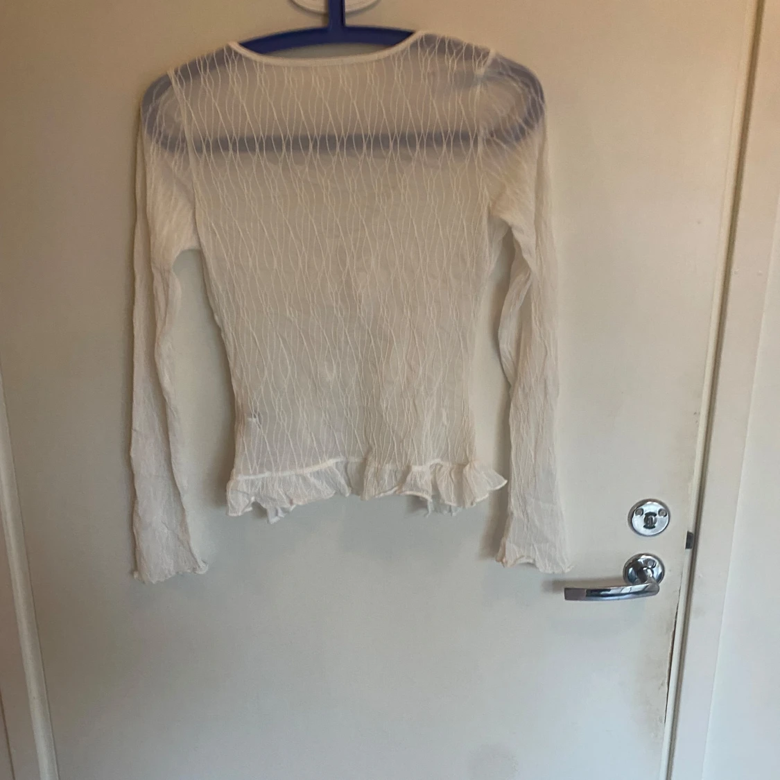 Vit omlottopp med volanger och knyt - 1