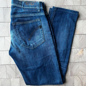 Dondup - Schyssta dondup ritchie med snygg tvätt och en mörkare blå färg- perfekt till hösten 🍁storlek 33- passar dom runt 180!  Mycket fint skick!🌟 dm för frågor.