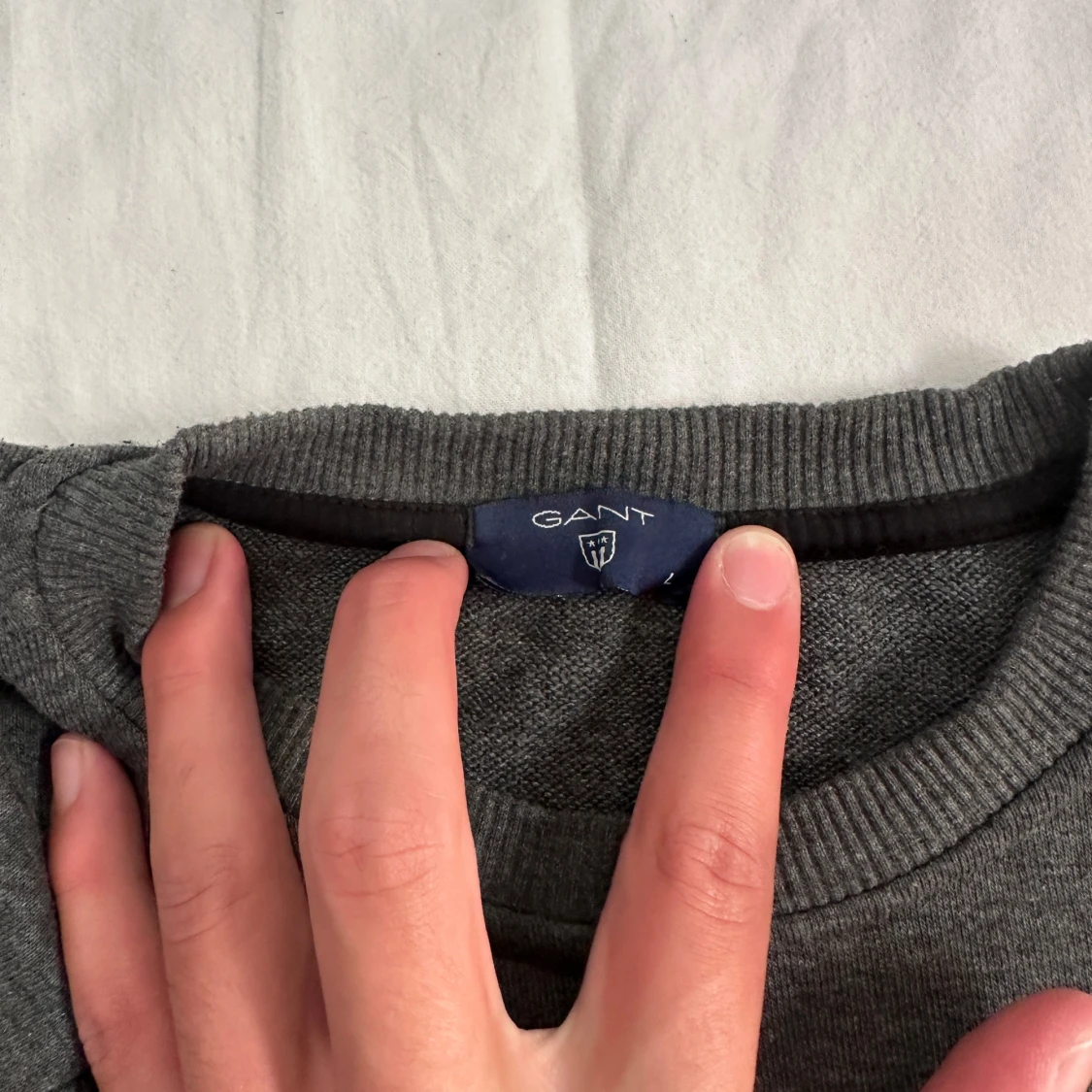 Mörkgrå sweatshirt från GANT - 2