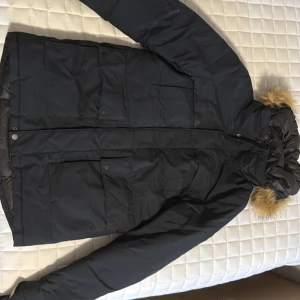 Svart parkajacka från Everest - Svart vinter jacka från everest som är i xxs, jackan är faldigt go och skön är väldigt bra ifall man vill hålla sig varm. Har man storleken M eller L så passar den bra