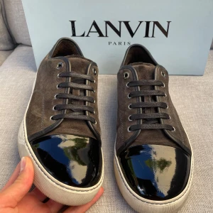 Lanvin skor  - Hej! Säljer nu dessa sjukt snygga Lanvin skor. Skorna är i toppskick! Vi rekommenderar att gå ner en storlek. Har ett begränsat antal boxar och dustbag! Hör gärna av dig vid frågor 