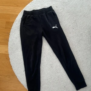 Puma Mjukis - Bekväma byxor från Puma i superbra kvalitet!