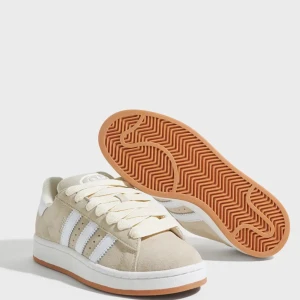 Adidas campus beige  - Nästan helt nya Adidasbyxor campus som knappt är använda. De köptes i våras men är använda max 10 ggr. De går att putsa upp och se ut helt som nya. De är i storlek 38 och 2/3.❣️
