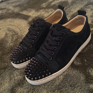Loubs i super skick  - Christian Louboutin junior spikes. Skick 8,5/10! Nypris 10 000kr! Självklart äkta! Size 41 fits 42! 