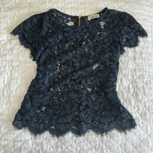 Mörkblå spetstopp - Säljer denna jättefina mörkblåa spetstoppen då den inte passar. Inte använt så mycket så den är i gott skick. Passar XS/S 💕🙌