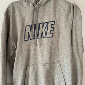 Grå hoodie från Nike  - Säljer en grå hoodie från Nike, storlek står inte men är typ s-m💕
