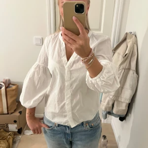 Vit skjorta - Snygg vit skjorta med puffärmar!