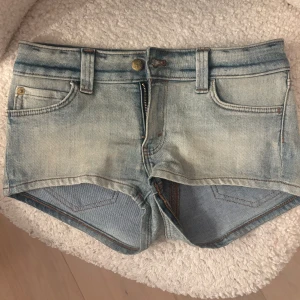 Lågmidjade jeansshorts - Jättesnygga jeansshorts från weekday/cheap monday, aldrig använda